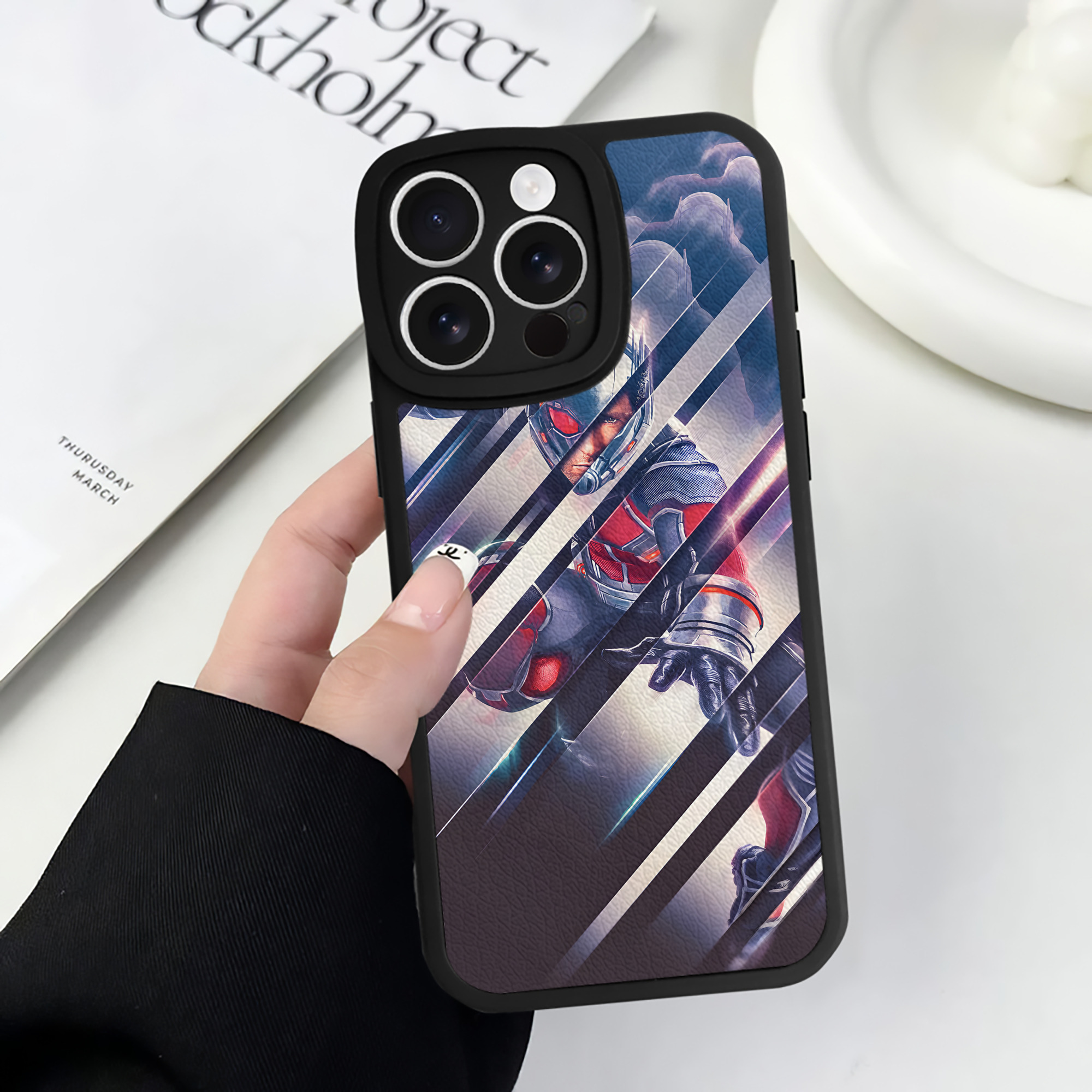 （画像用） アベンジャーズ The Avengers 【iPhone 16シリーズ対応】シリコンスマホケース（レザー調） 材質：シリコン